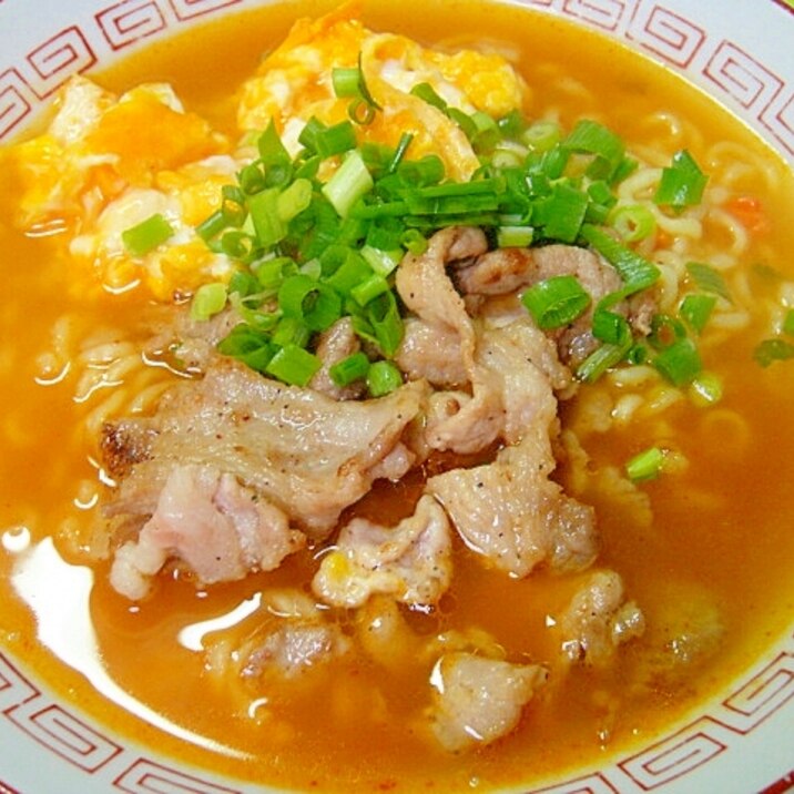 炒り卵と豚肉の辛ラーメン